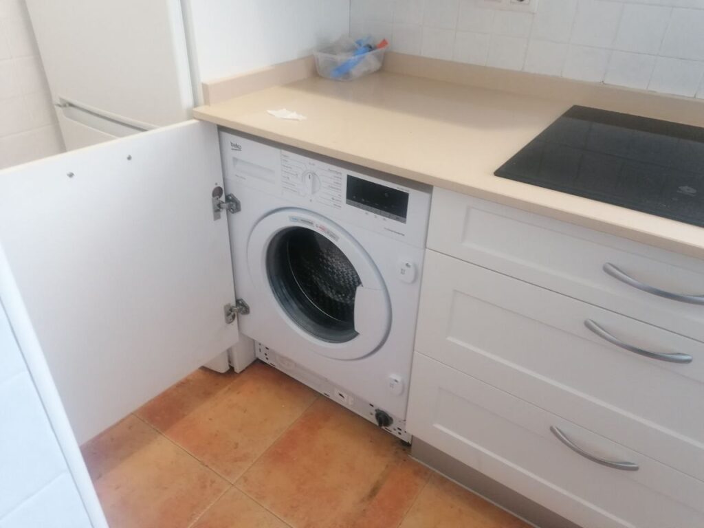Instalación lavadora Beko en cocina reformada